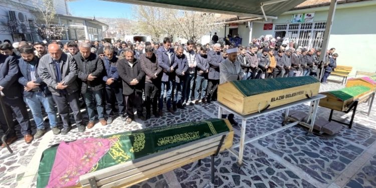 Evlerinde ölü bulunan 6 kişinin cenazesi defnedildi