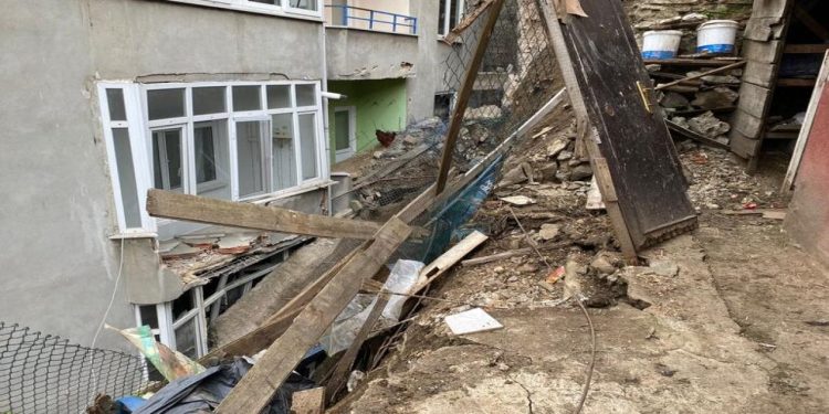 Eyüpsultan'da istinat duvarı çöktü, beş bina tahliye edildi