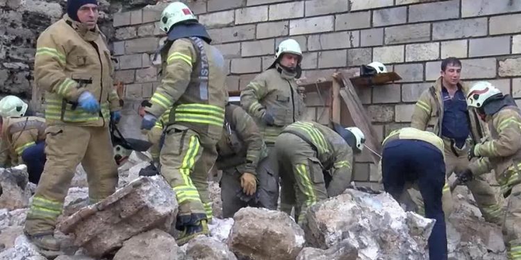 Fatih’te tarihi surlar çöktü: 1 ölü