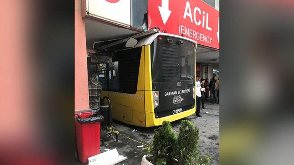 Fenalaşan yolcuyu hastaneye götüren otobüs, acil servis tavanına sıkıştı