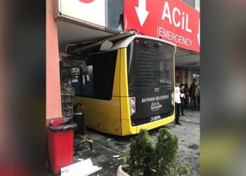Fenalaşan yolcuyu hastaneye götüren otobüs, acil servis tavanına sıkıştı