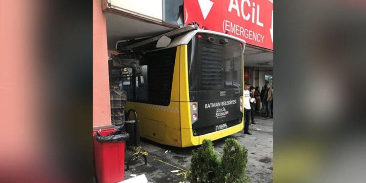 Fenalaşan yolcuyu hastaneye götüren otobüs, acil servis tavanına sıkıştı