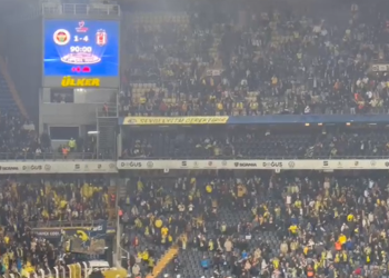 Fenerbahçe Beşiktaş'a farklı yenildi: Tribünlerden 'Ali Koç istifa' sesleri