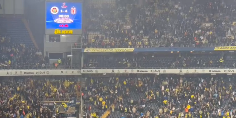 Fenerbahçe Beşiktaş'a farklı yenildi: Tribünlerden 'Ali Koç istifa' sesleri
