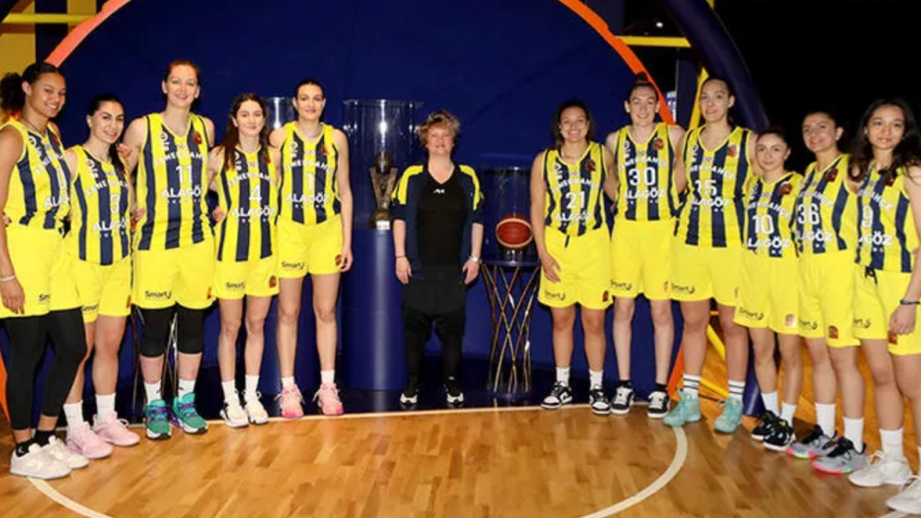 Fenerbahçe, EuroLeague kupasını müzesine getirdi