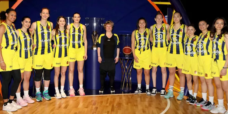 Fenerbahçe, EuroLeague kupasını müzesine getirdi