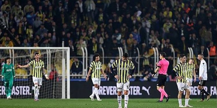 Fenerbahçe büyük maçlarda kayıp; Trabzon'da liderliği verdi, zirvede fark Galatasaray derbisiyle oluştu