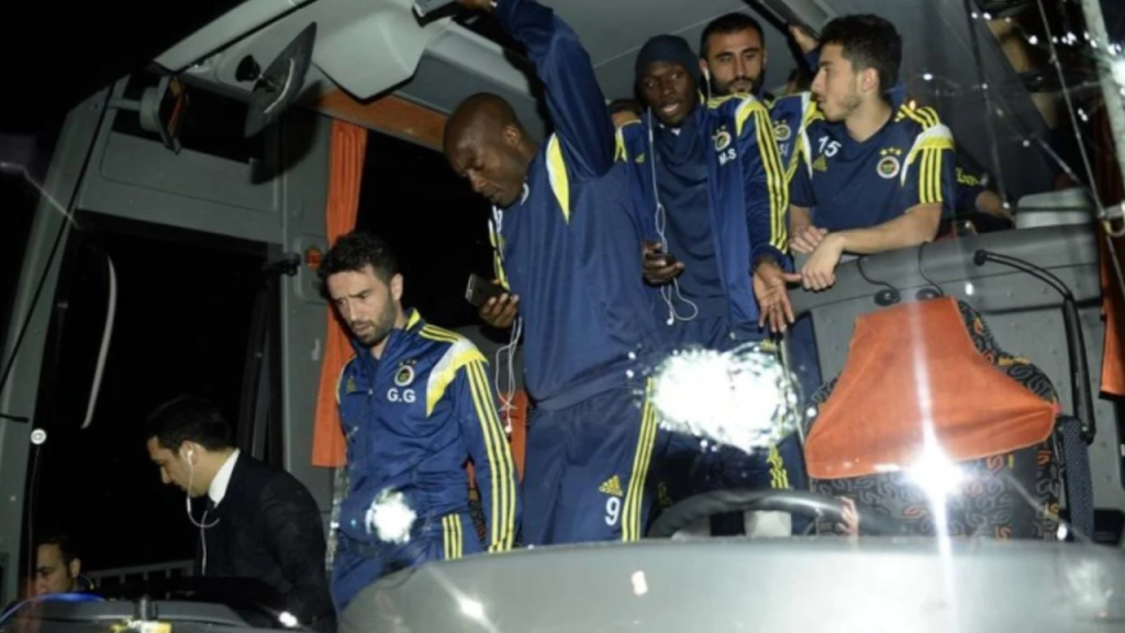 Fenerbahçe'den 'otobüs saldırısı' açıklaması: 'Suikast girişiminde bulunulmuştur'