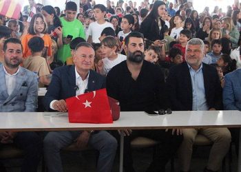 Fenerbahçeliler, 23 Nisan'ı depremzede çocuklarla kutladı