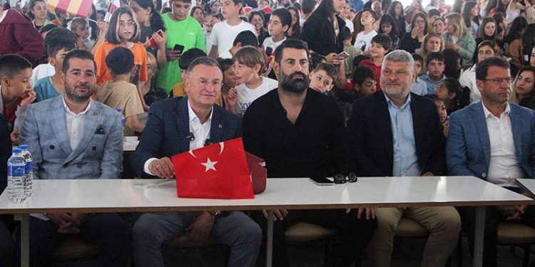 Fenerbahçeliler, 23 Nisan'ı depremzede çocuklarla kutladı