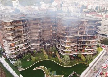 Folkart Sitesi yangını: Binaların dış cephesi vernikli ahşapla kaplanmış