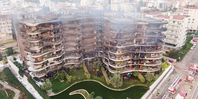 Folkart Sitesi yangını: Binaların dış cephesi vernikli ahşapla kaplanmış