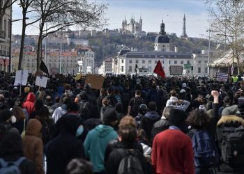 Fransa'da Anayasa Konseyi emeklilik yaşını 64'e çıkaran maddeyi onayladı