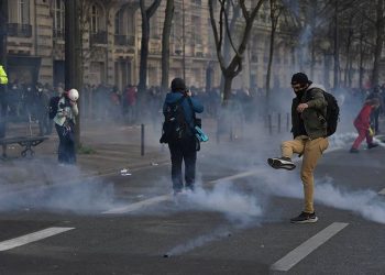 Fransa'da emeklilik düzenlemesi karşıtı gösteride 111 kişi gözaltına alındı