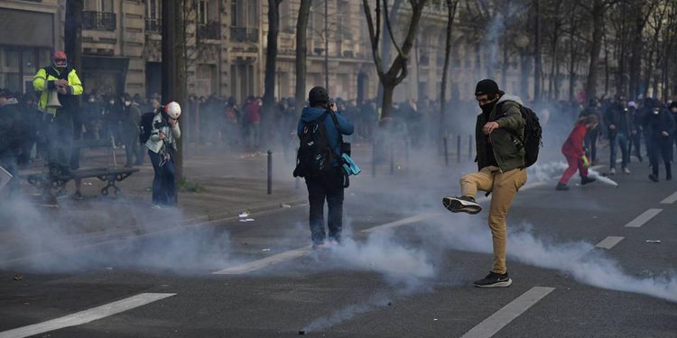 Fransa'da emeklilik düzenlemesi karşıtı gösteride 111 kişi gözaltına alındı