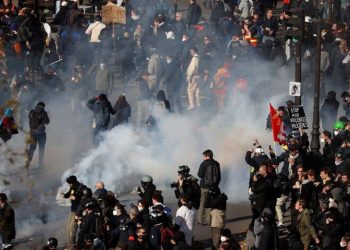 Fransa'da eylemler sürüyor: Tartışmalı emeklilik düzenlemesi için kritik gün