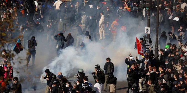 Fransa'da eylemler sürüyor: Tartışmalı emeklilik düzenlemesi için kritik gün