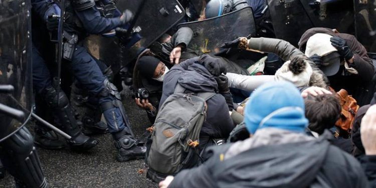 Fransa'da göstericilere müdahale eden polislere dava