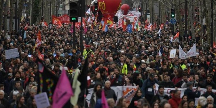 Fransa'da mahkeme, grev yapan işçilerin "zorla çalıştırılması" kararının yürütmesini durdurdu