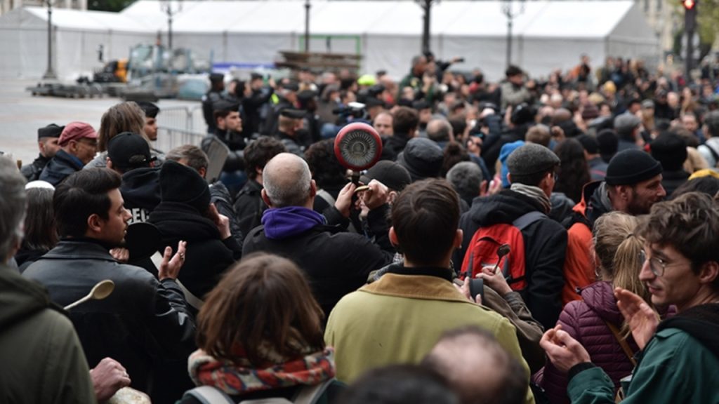 Fransa'da protestolar artıyor: Tren garlarını bastılar