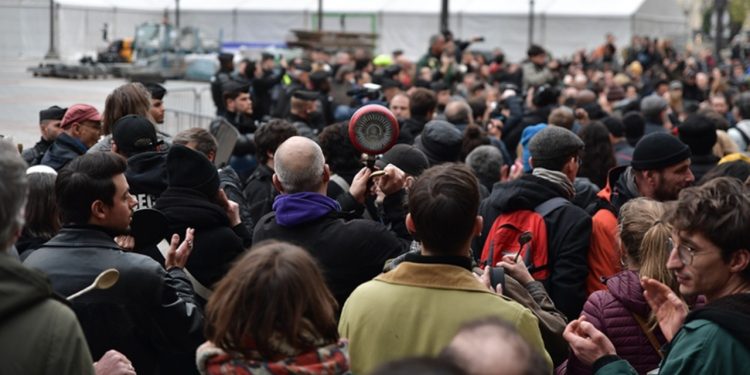 Fransa'da protestolar artıyor: Tren garlarını bastılar