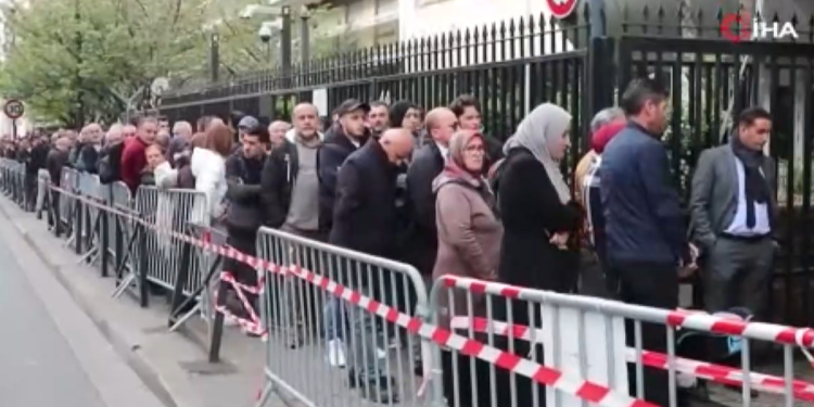 Fransa'daki Türk vatandaşları Cumhurbaşkanlığı seçimi için sandık başında