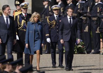 Fransa'dan Hollanda'ya 23 yıl sonra cumhurbaşkanı düzeyinde ilk resmi ziyaret: Protestocular Macron'un konuşmasına böldü