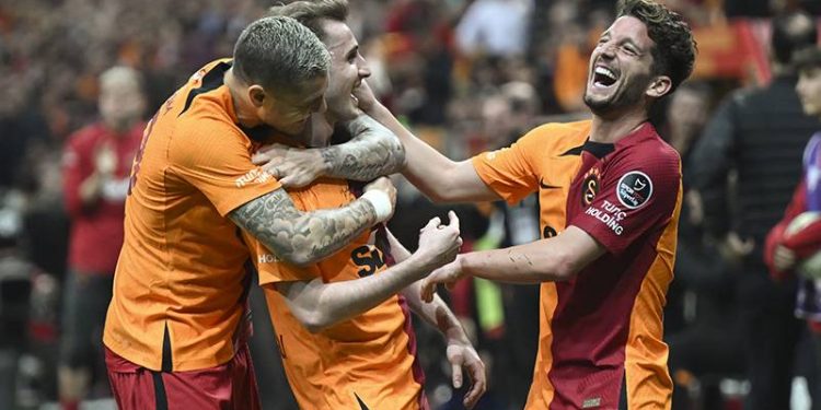 Galatasaray antrenmanındaki yenilik, Kerem'in frikik vuruşunda meyvesini verdi