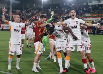 Galatasaray doludizgin ilerliyor; ikinci yarı 10'da 9 yaptı