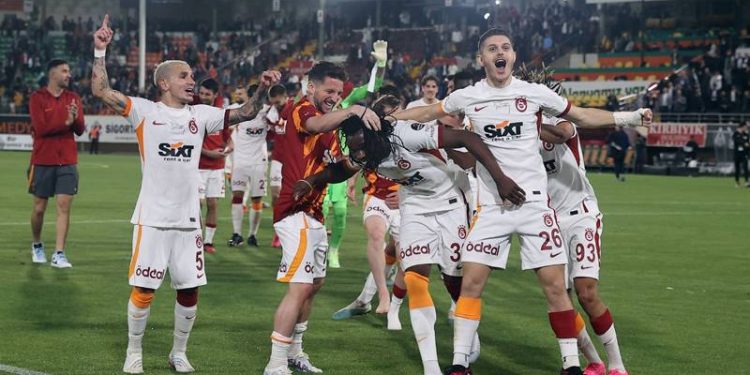 Galatasaray doludizgin ilerliyor; ikinci yarı 10'da 9 yaptı