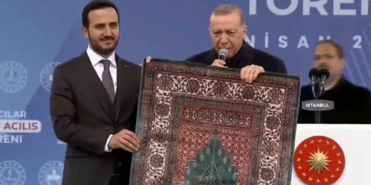 Gazeteci Yılmaz'dan seccade yorumu: Seccadeyi, ayakkabıyla basmak mı daha çok kirletir çocuklarını bile yolsuzluklarına alet edenin alnının değmesi mi?