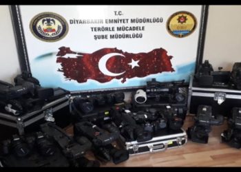 Gazetecilerin kamera ve fotoğraf makineleri ‘suç’ delili gibi sergilendi
