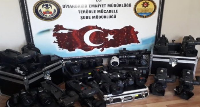 Gazetecilerin kamera ve fotoğraf makineleri ‘suç’ delili gibi sergilendi