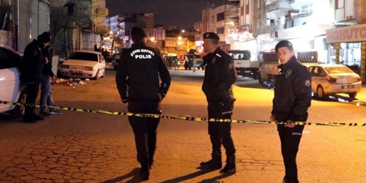 Gaziantep’te çöp atma kavgası kanlı bitti: 1’i polis 2 kişi öldü, 2 kişi yaralandı