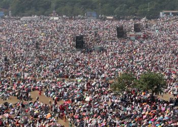 Güneşin altında yüz binlerin katıldığı ödül töreni: Ölüler var
