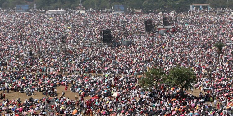 Güneşin altında yüz binlerin katıldığı ödül töreni: Ölüler var