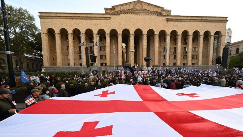 Gürcistan’da hükümet karşıtı binlerce kişi, Pazar günü parlamento önünde protesto gösterisi düzenledi.