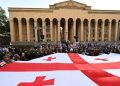 Gürcistan’da hükümet karşıtı binlerce kişi, Pazar günü parlamento önünde protesto gösterisi düzenledi.
