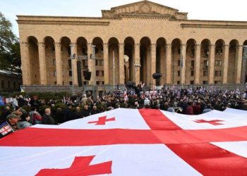 Gürcistan’da hükümet karşıtı binlerce kişi, Pazar günü parlamento önünde protesto gösterisi düzenledi.