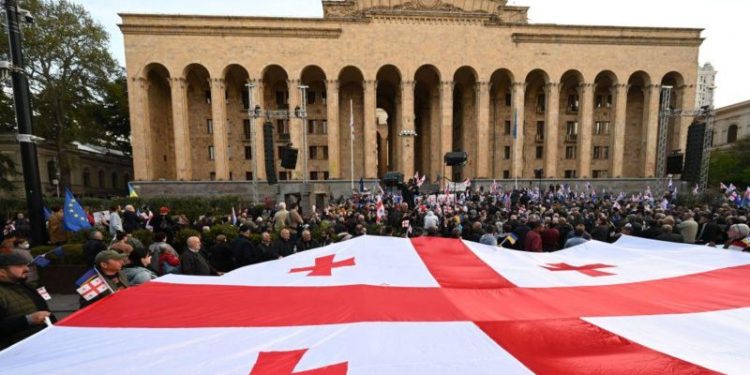 Gürcistan’da hükümet karşıtı binlerce kişi, Pazar günü parlamento önünde protesto gösterisi düzenledi.