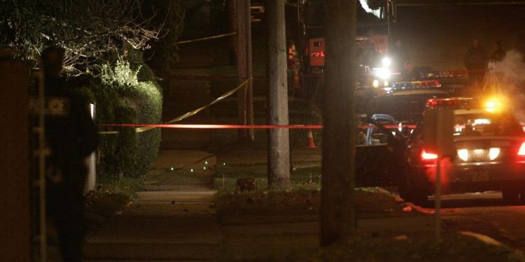 Gürültü yapmamasını isteyen komşularına saldırdı: Biri çocuk beş ölü, üç yaralı