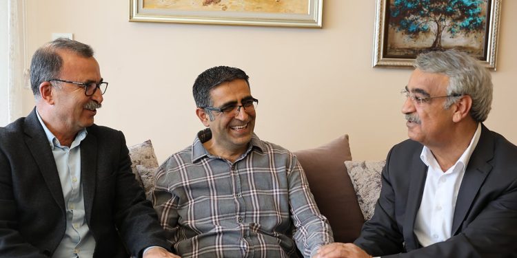 HDP'li ve Yeşil Sol Partili siyasiler Baluken'i ziyaret etti