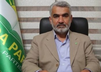 MHP'nin kurucusu Alparslan Türkeş'in oğlu, AKP Ankara Milletvekili ve 28. dönem AKP milletvekili adayı Tuğrul Türkeş, Cumhur İttifakı ortağı HÜDA PAR’ın Türk bayrağından rahatsız olduğuna yönelik açıklamasına, "Benim de HÜDA PAR’dan ve onun genel başkanından rahatsız olma hakkım demokratik bir hak. Yani yapsın da görelim” yanıtını verdi.