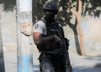 Haiti'nin başkenti Port-au-Prince'te, çete mensubu oldukları öne sürülen 13 kişi, öfkeli bir kalabalık tarafından dövüldükten sonra diri diri yakıldı.