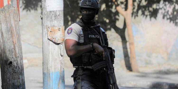 Haiti'nin başkenti Port-au-Prince'te, çete mensubu oldukları öne sürülen 13 kişi, öfkeli bir kalabalık tarafından dövüldükten sonra diri diri yakıldı.