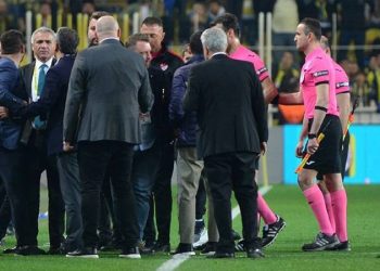 "Hakem soyunma odası ve koridorlarında sportmenliğe aykırı hareket"ten PFDK'ya sevk edilen Fenerbahçe yöneticilerine 21 gün hak mahrumiyeti cezası