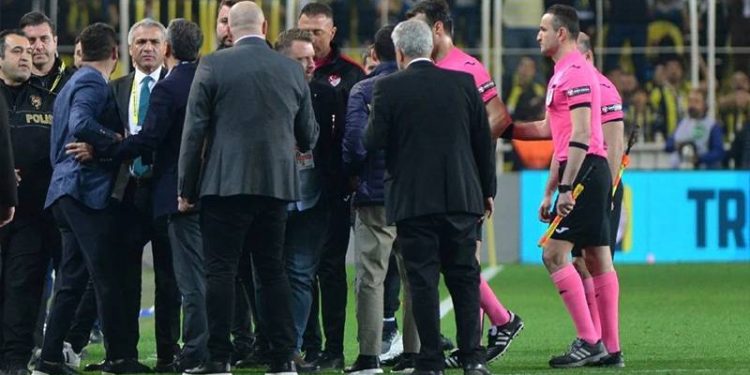 "Hakem soyunma odası ve koridorlarında sportmenliğe aykırı hareket"ten PFDK'ya sevk edilen Fenerbahçe yöneticilerine 21 gün hak mahrumiyeti cezası