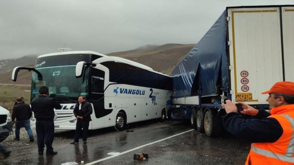 Hakkari'de yolcu otobüsü, TIR ve minibüse çarptı: Üç ölü, yedi yaralı