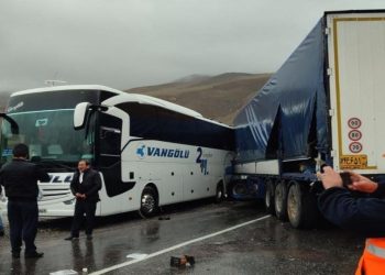 Hakkari'de yolcu otobüsü, TIR ve minibüse çarptı: Üç ölü, yedi yaralı