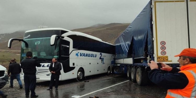 Hakkari'de yolcu otobüsü, TIR ve minibüse çarptı: Üç ölü, yedi yaralı